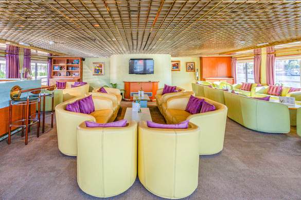 CroisiEurope MS La Belle de Cadix Pianorama Bar 1 ©Alberto Dastis.jpg